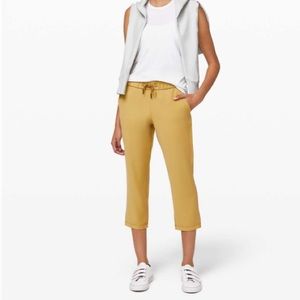 2019 Lululemon On the Fly Crop *Woven 23"